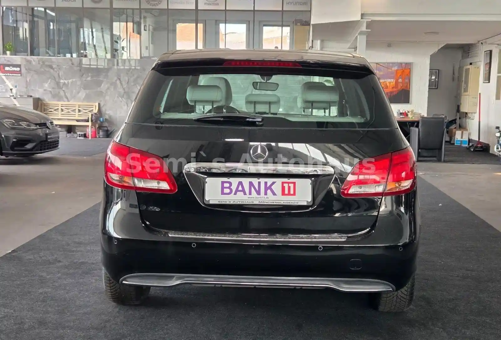 Mercedes-Benz B 180
