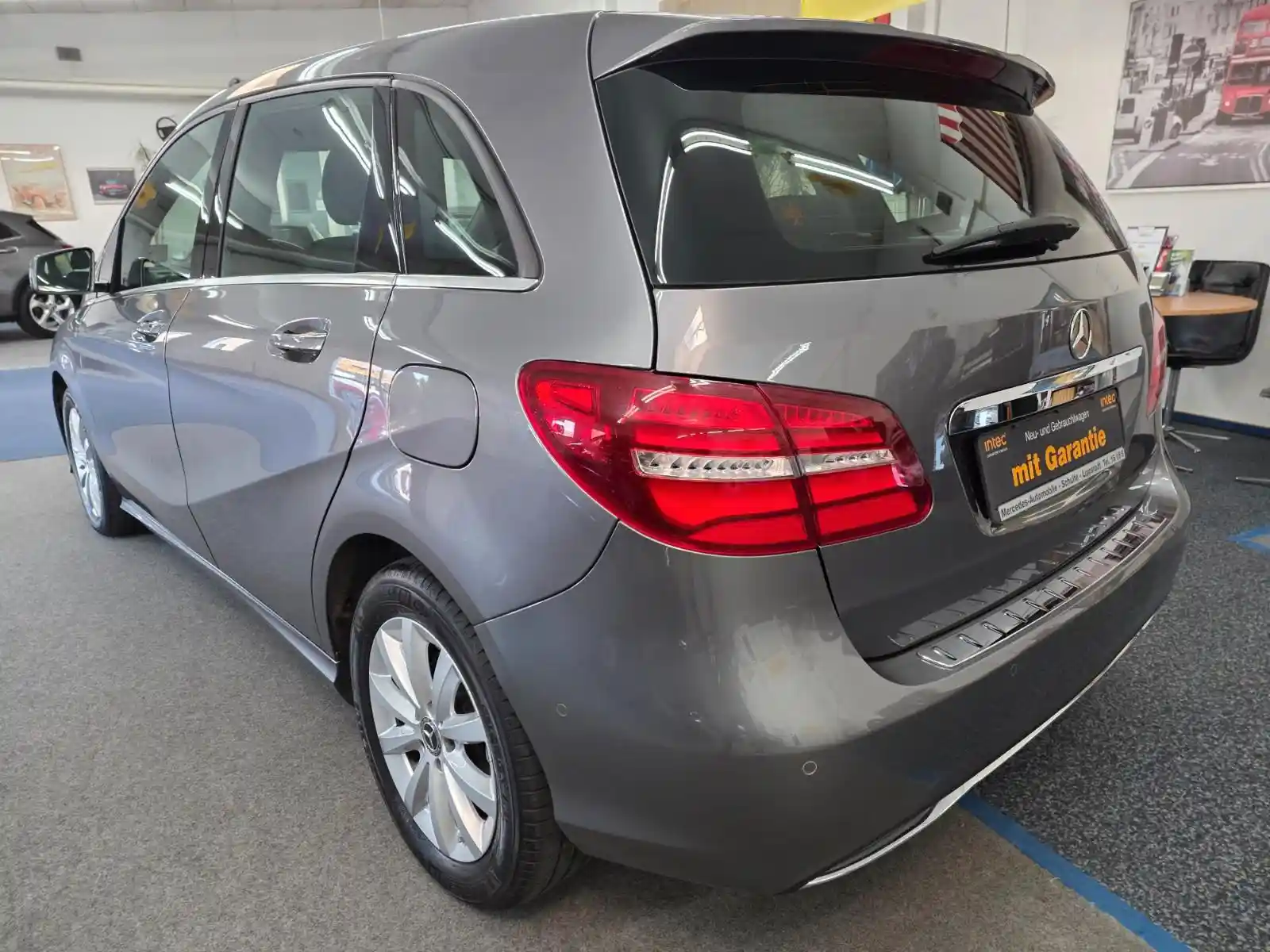 Mercedes-Benz B 180