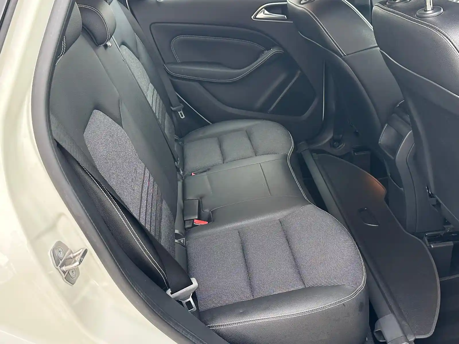 Mercedes-Benz B 180