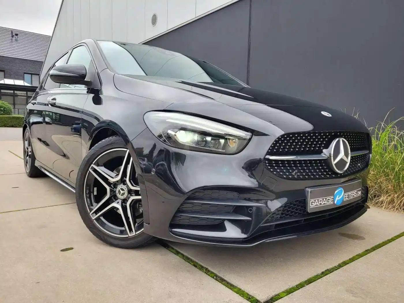 Mercedes-Benz B 180
