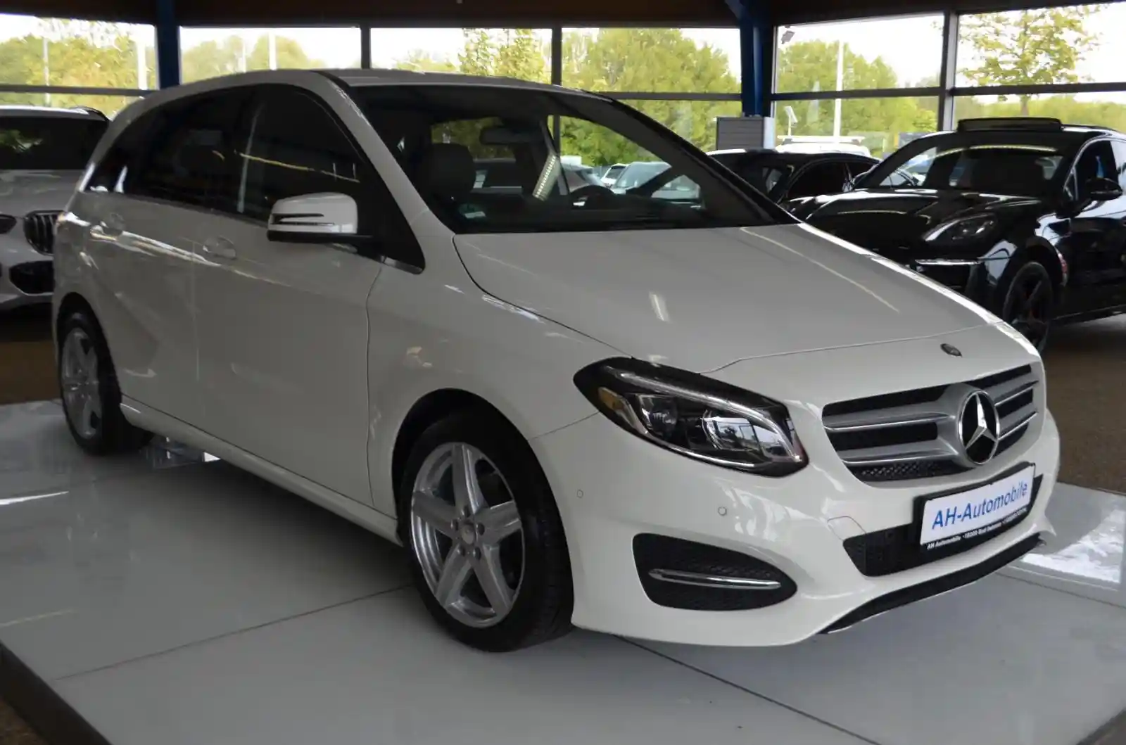 Mercedes-Benz B 180