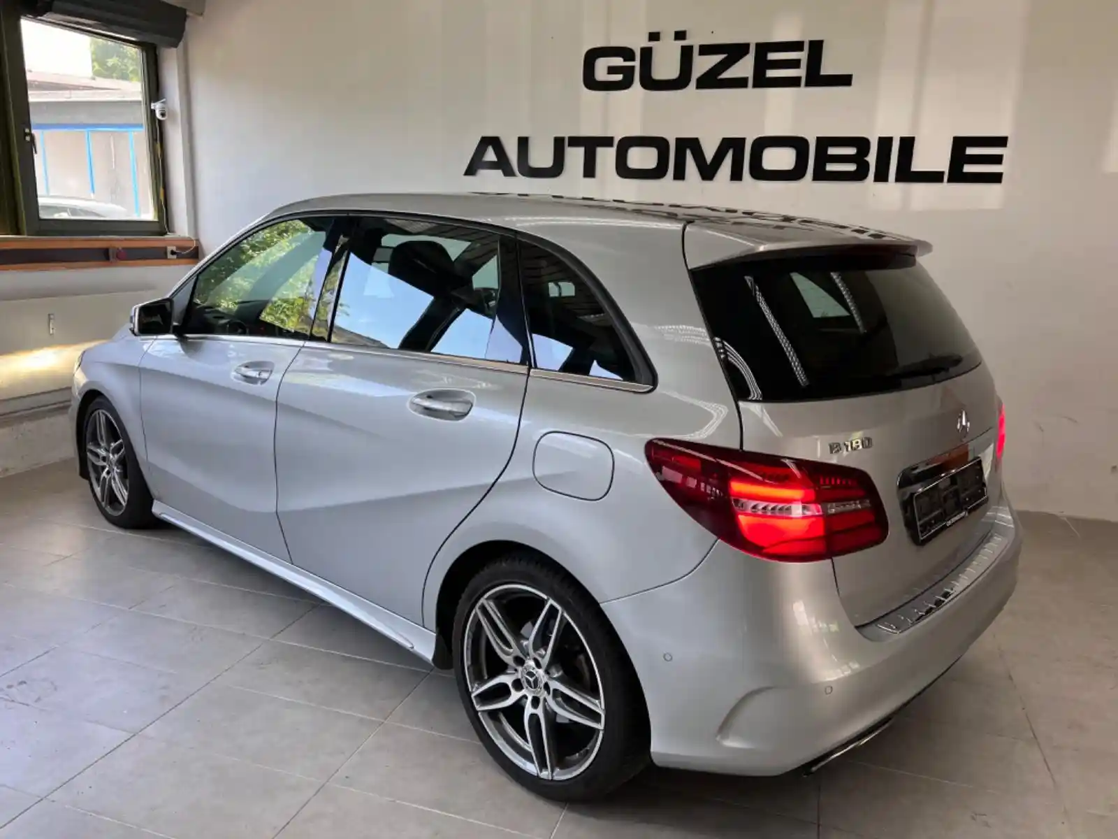 Mercedes-Benz B 180