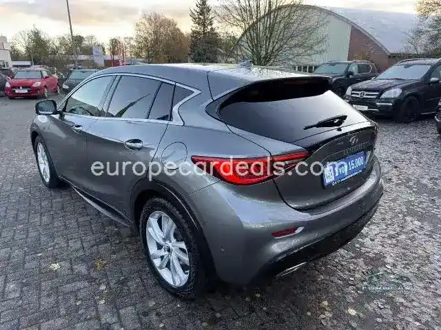 Infiniti Q30
