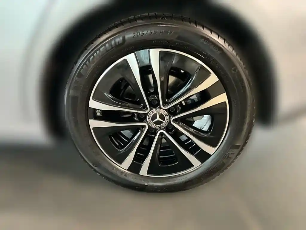 Mercedes-Benz B 180