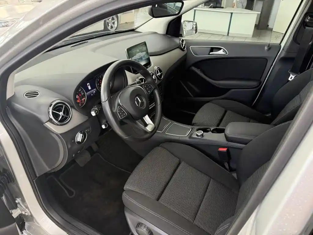 Mercedes-Benz B 180