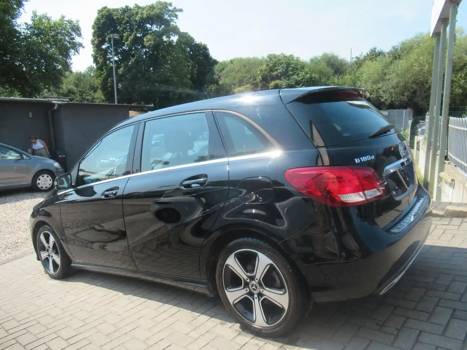 Mercedes-Benz B 180