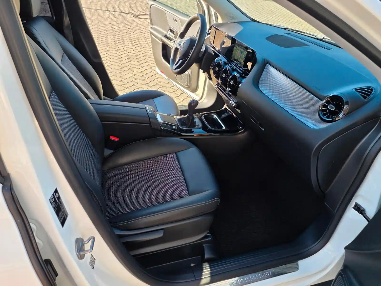 Mercedes-Benz B 180