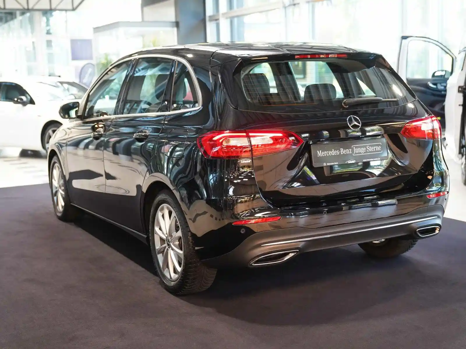 Mercedes-Benz B 180