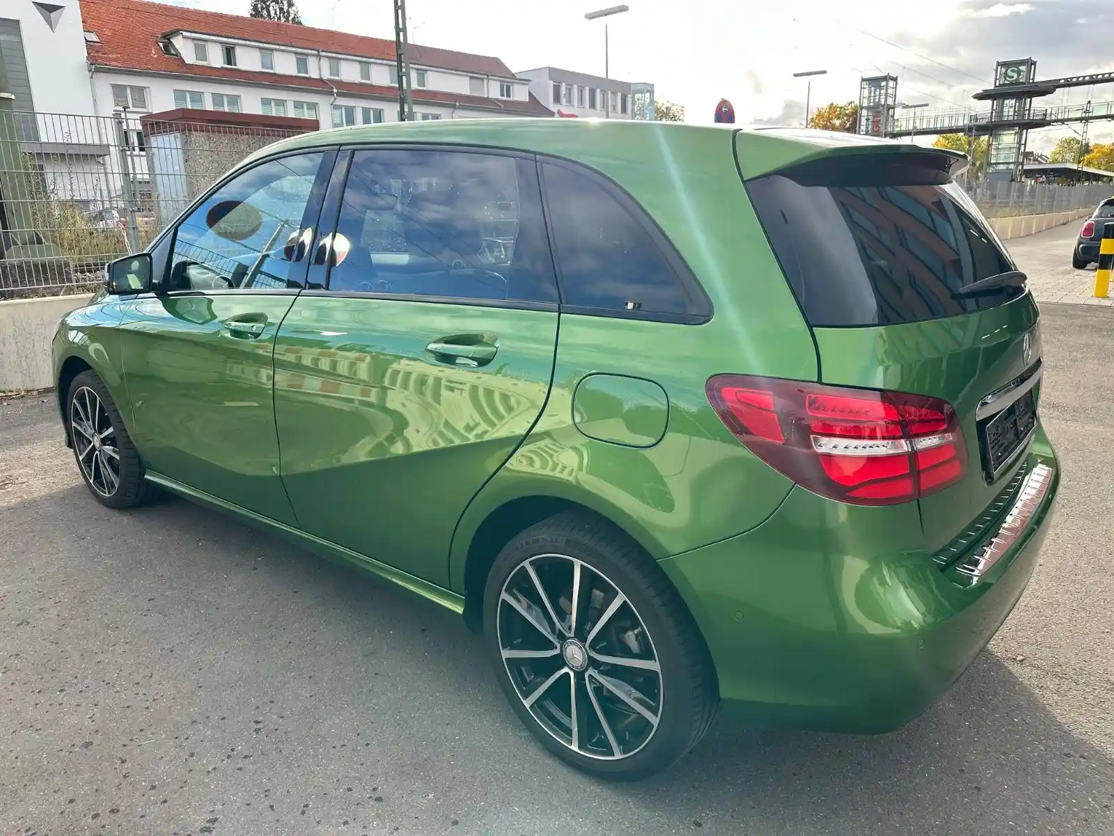 Mercedes-Benz B 180
