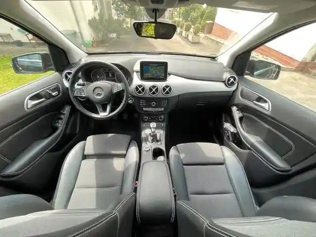 Mercedes-Benz B 180