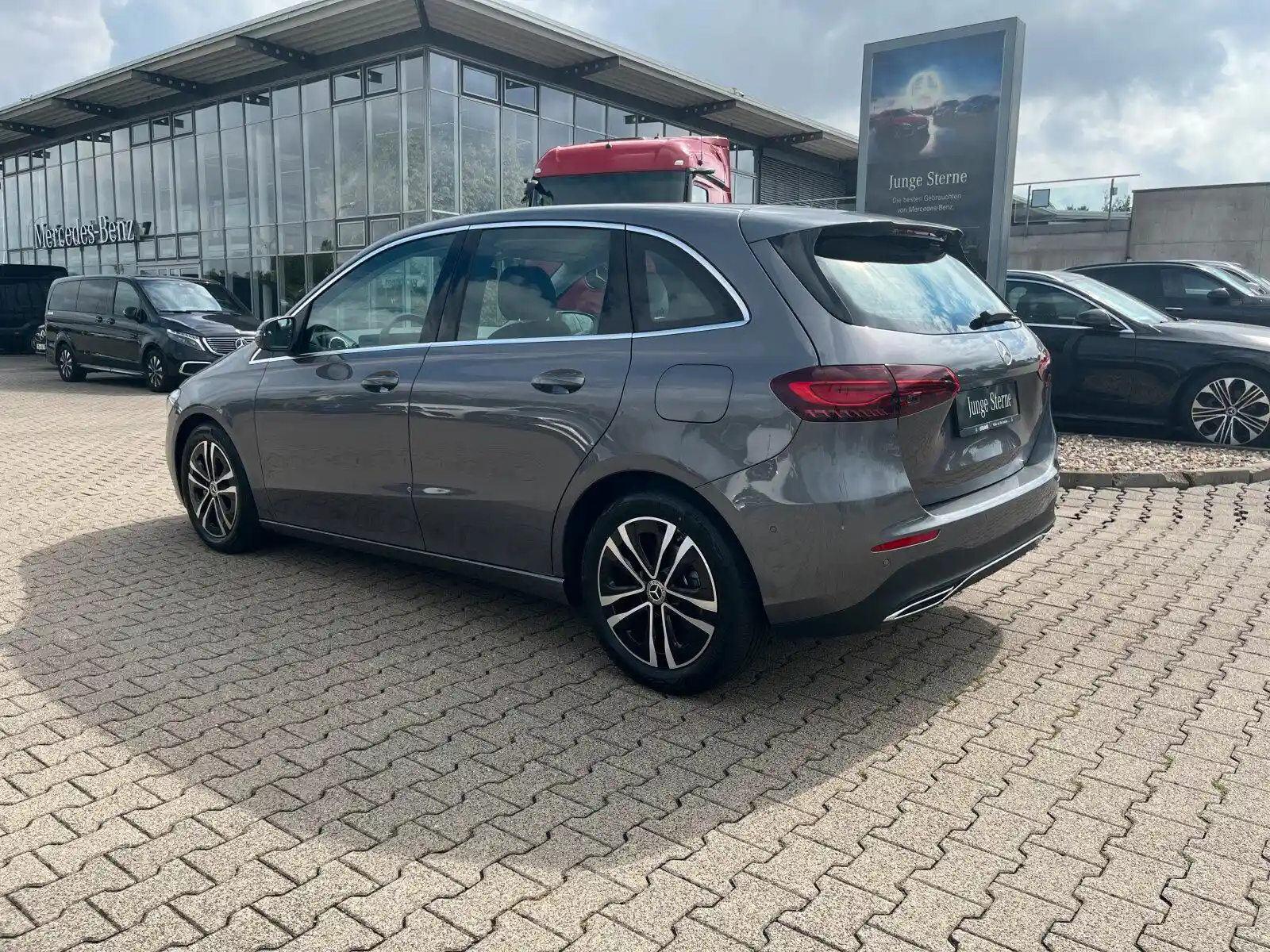 Mercedes-Benz B 180