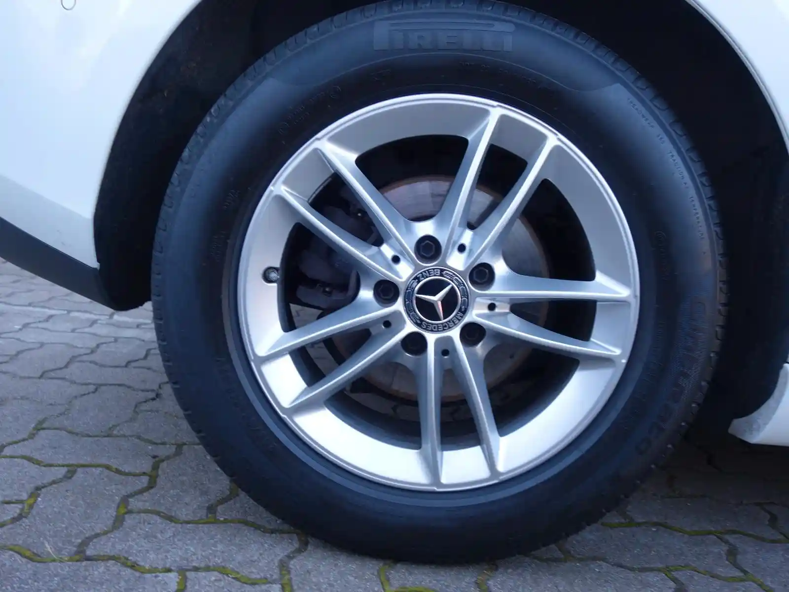 Mercedes-Benz B 180