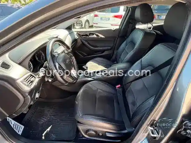 Infiniti Q30