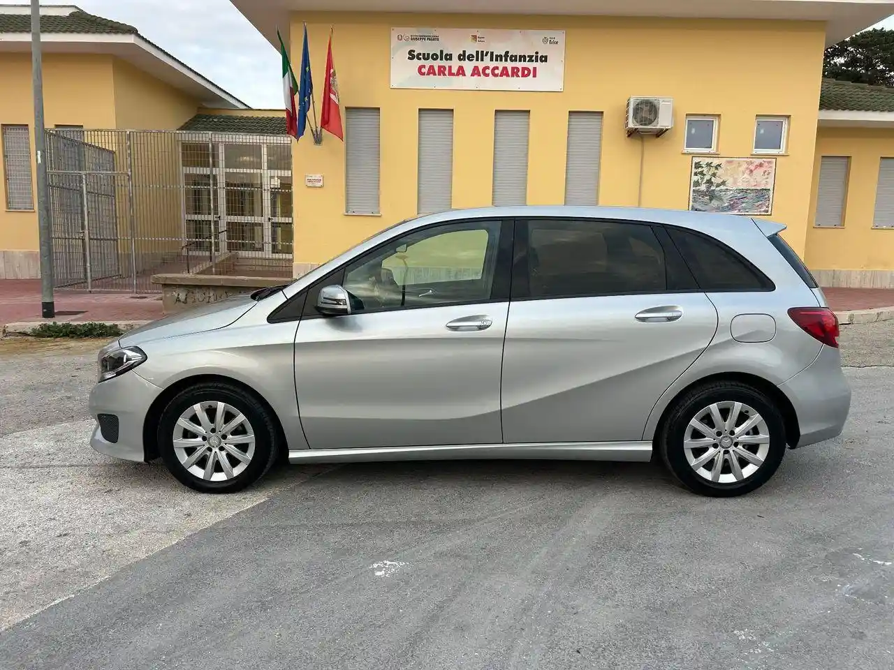 Mercedes-Benz B 180