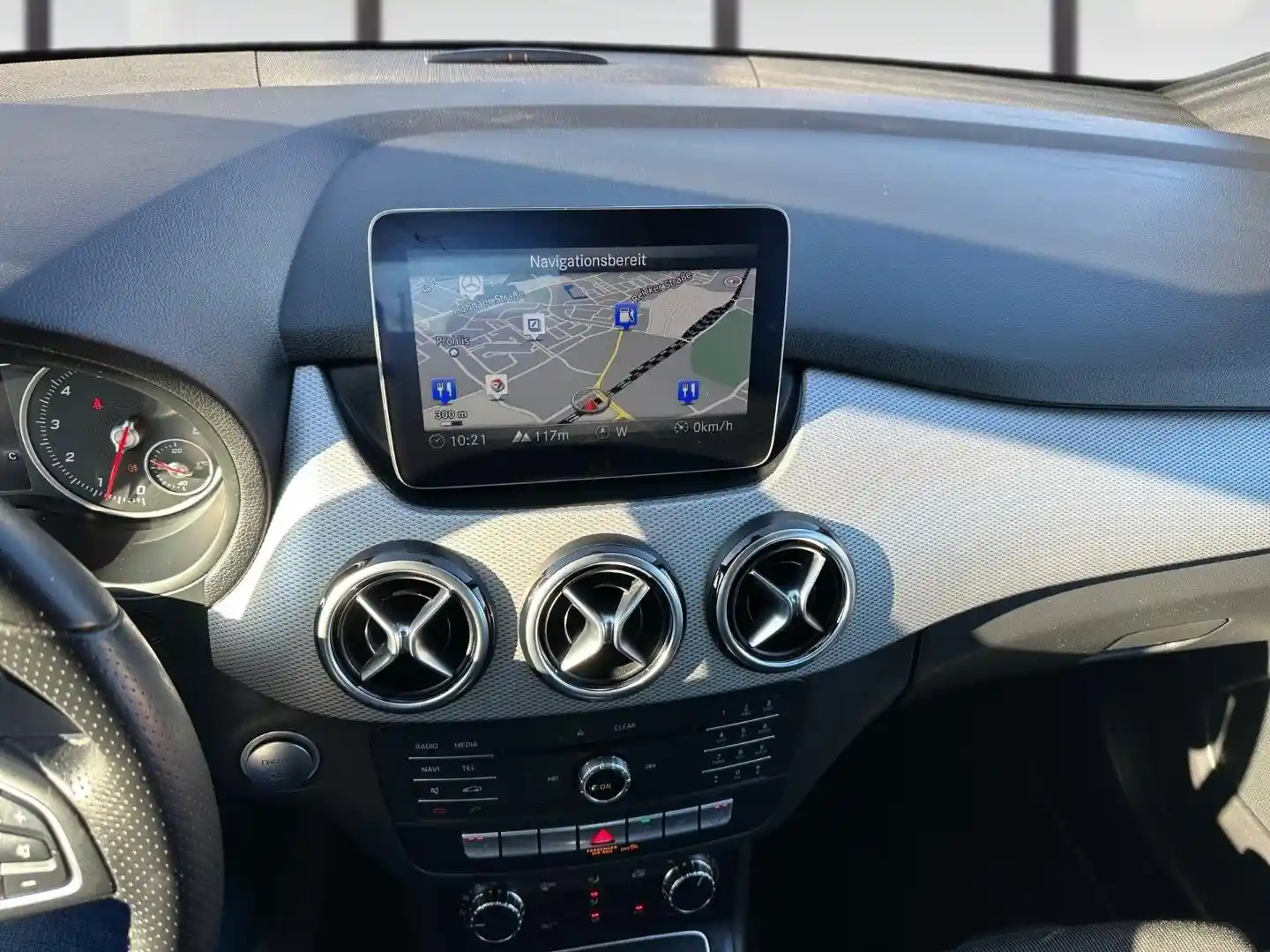 Mercedes-Benz B 180