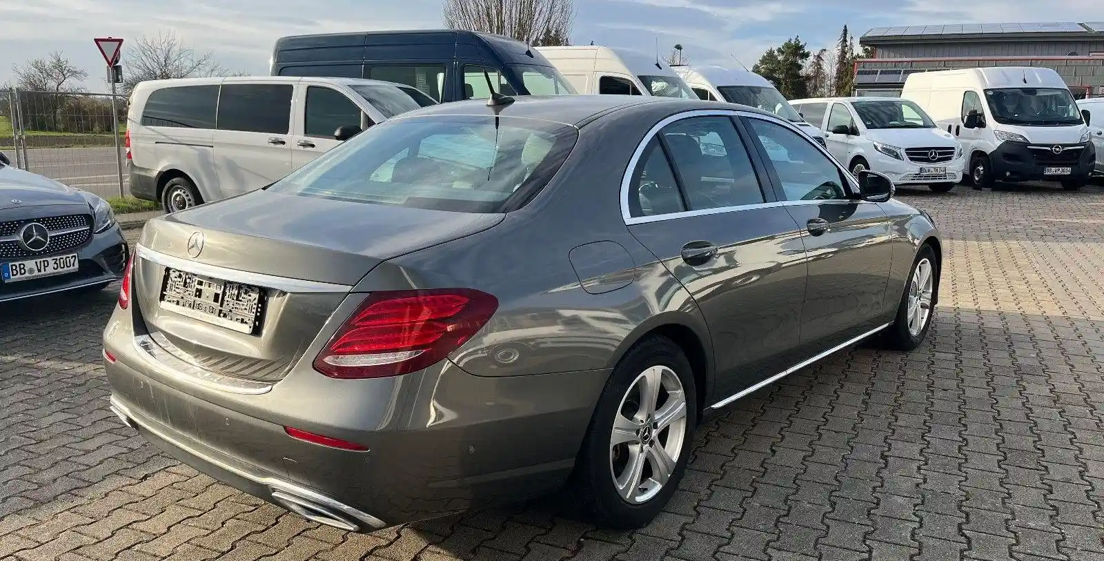 Mercedes-Benz E 200