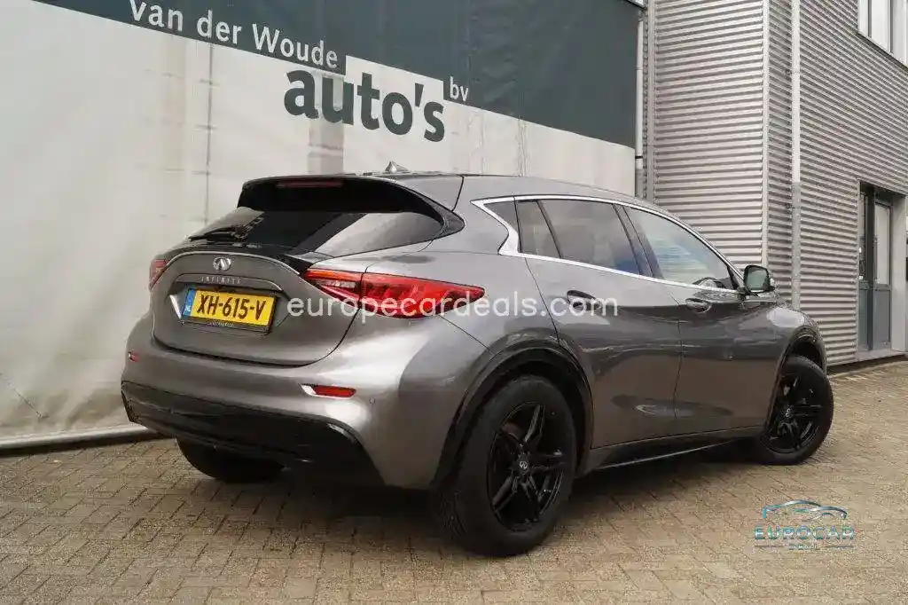 Infiniti Q30