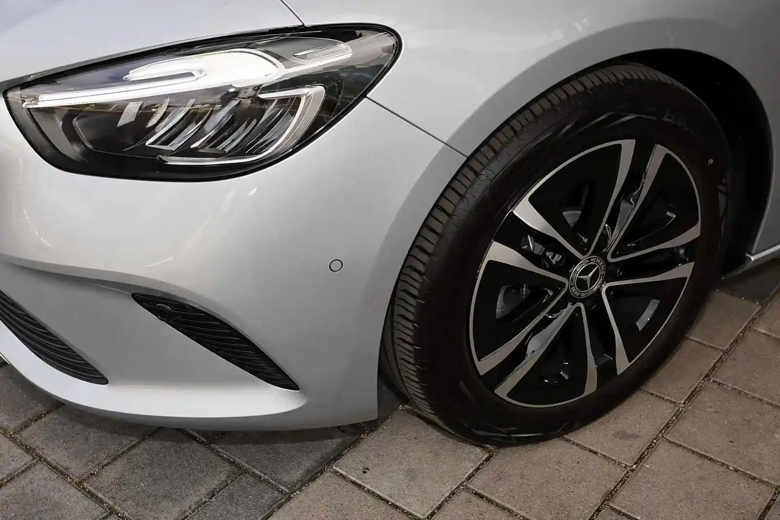 Mercedes-Benz B 180