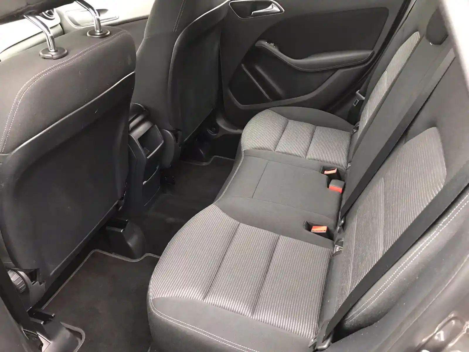 Mercedes-Benz B 180