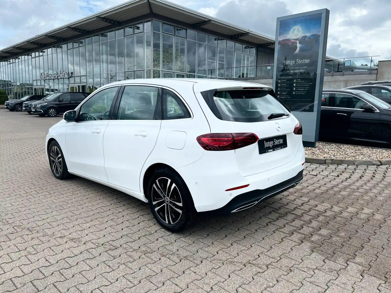 Mercedes-Benz B 180