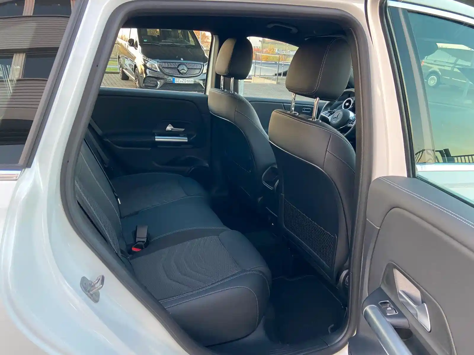 Mercedes-Benz B 180