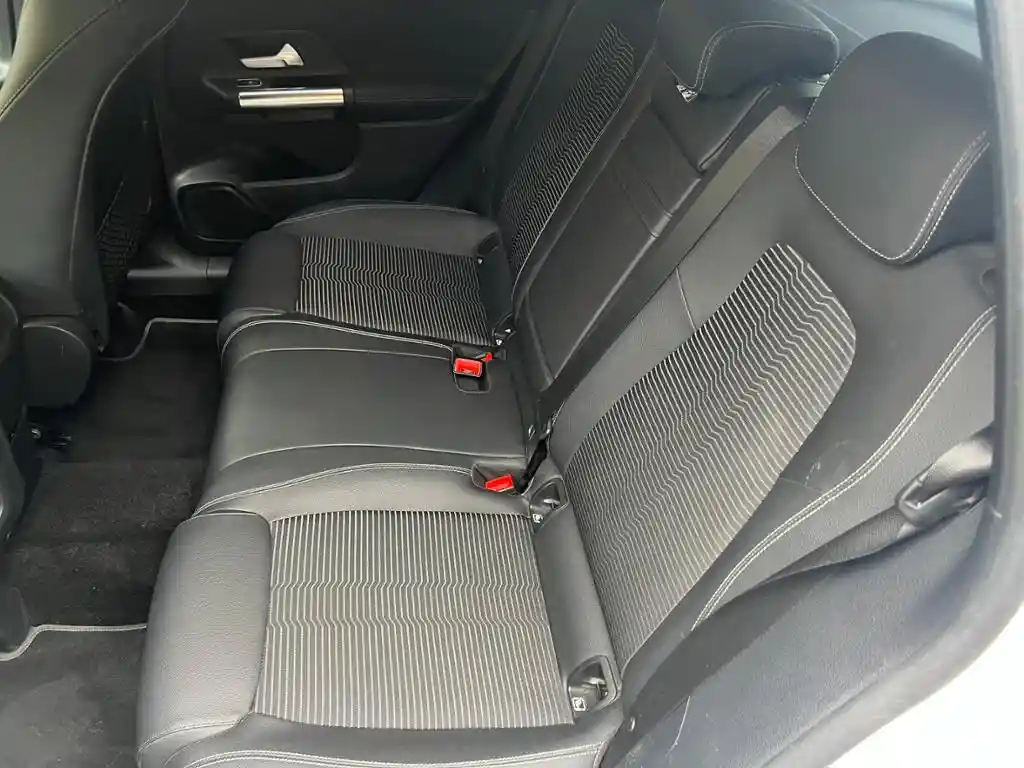 Mercedes-Benz B 180