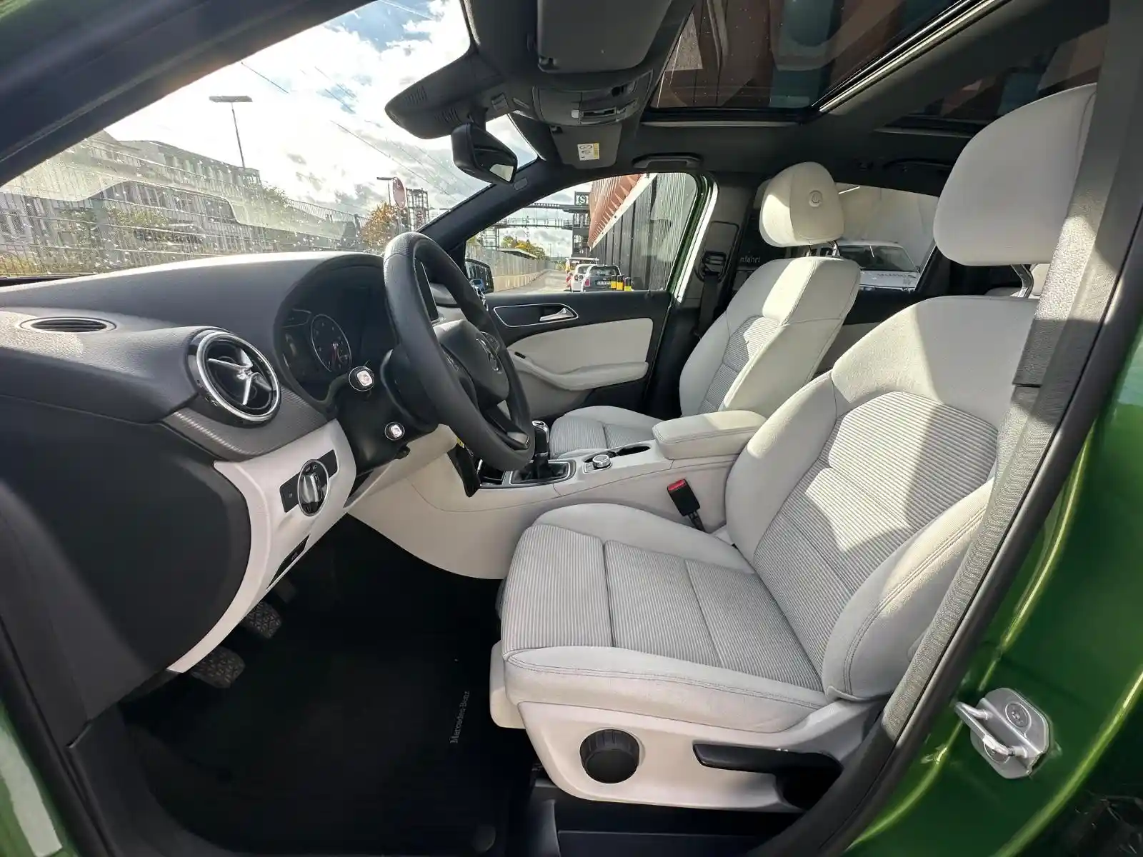 Mercedes-Benz B 180