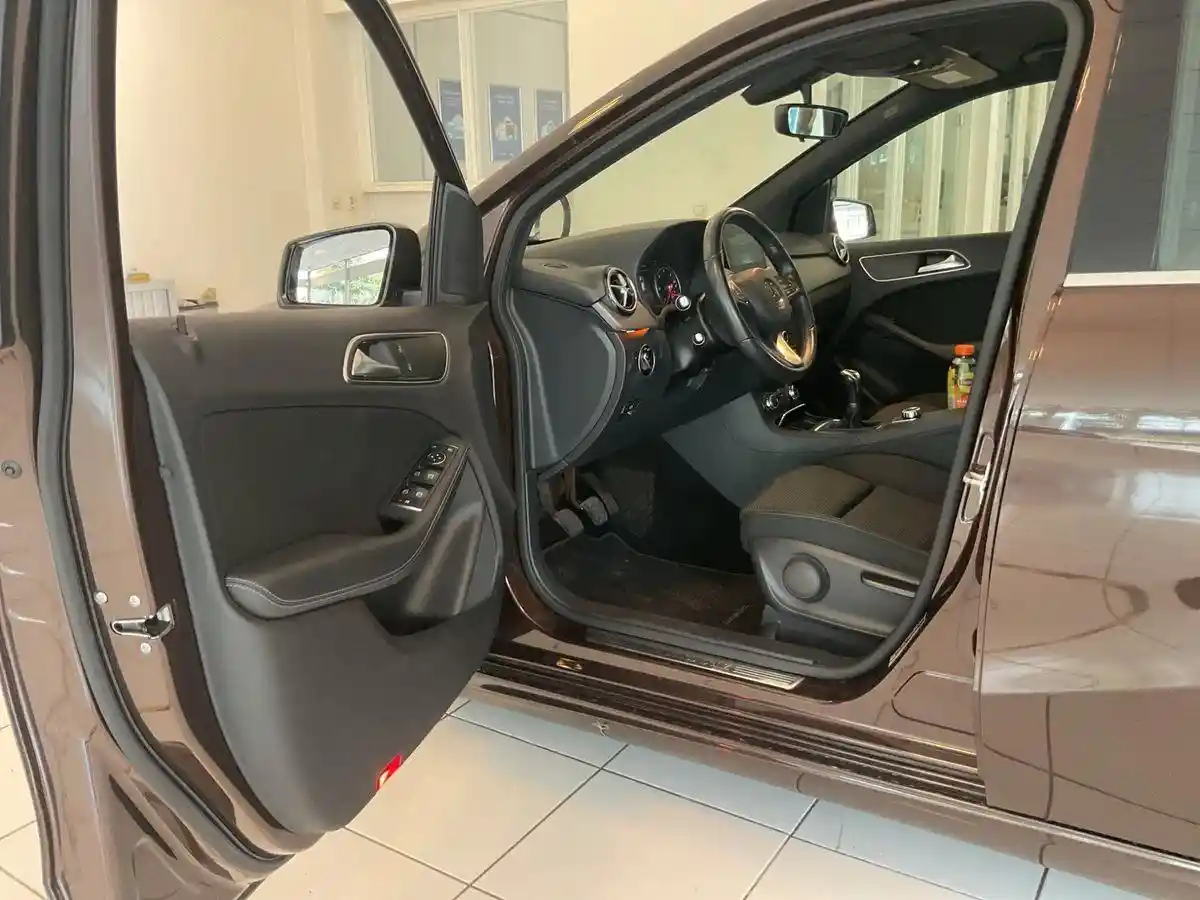 Mercedes-Benz B 180