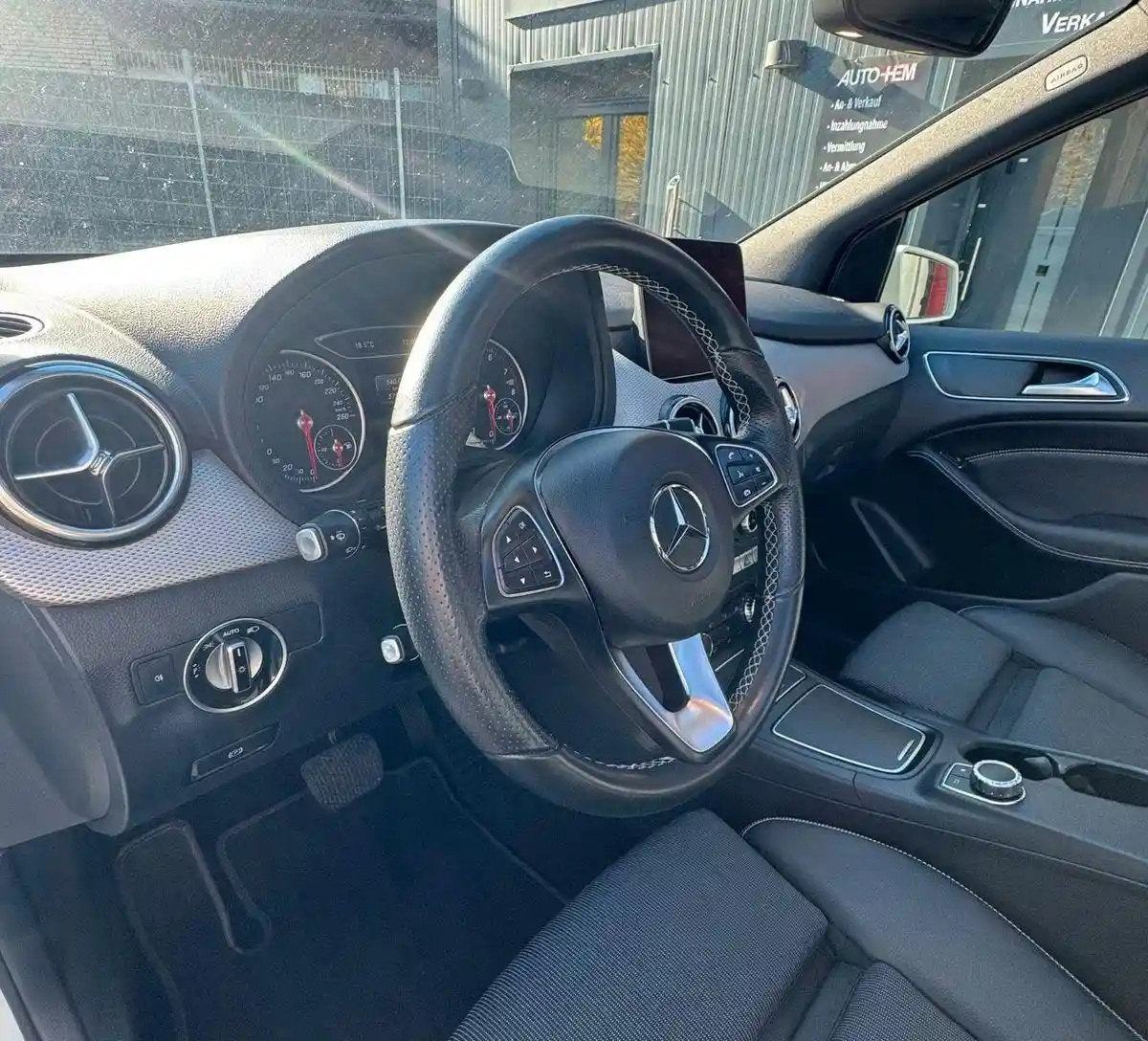 Mercedes-Benz B 180