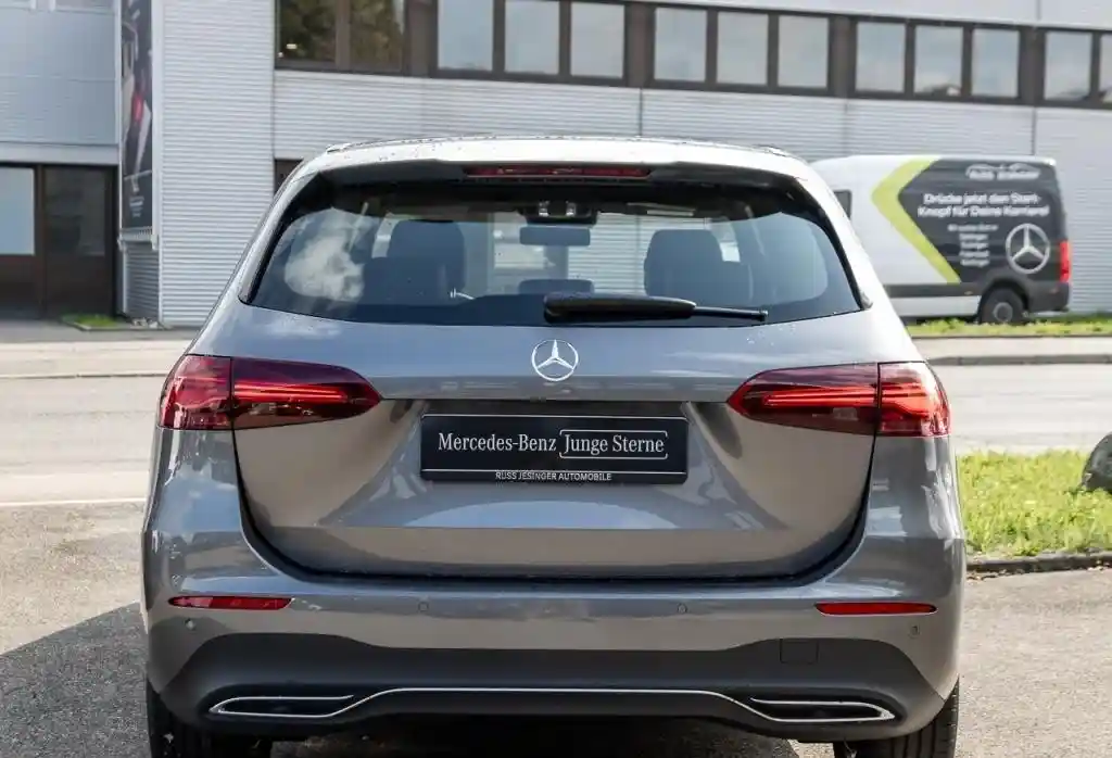 Mercedes-Benz B 180
