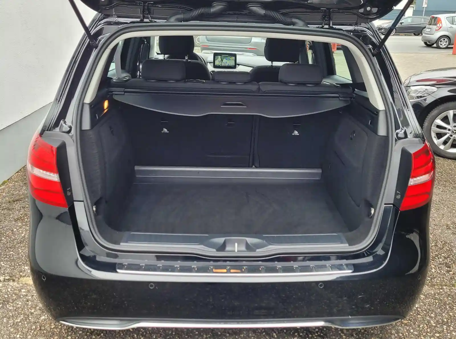 Mercedes-Benz B 180