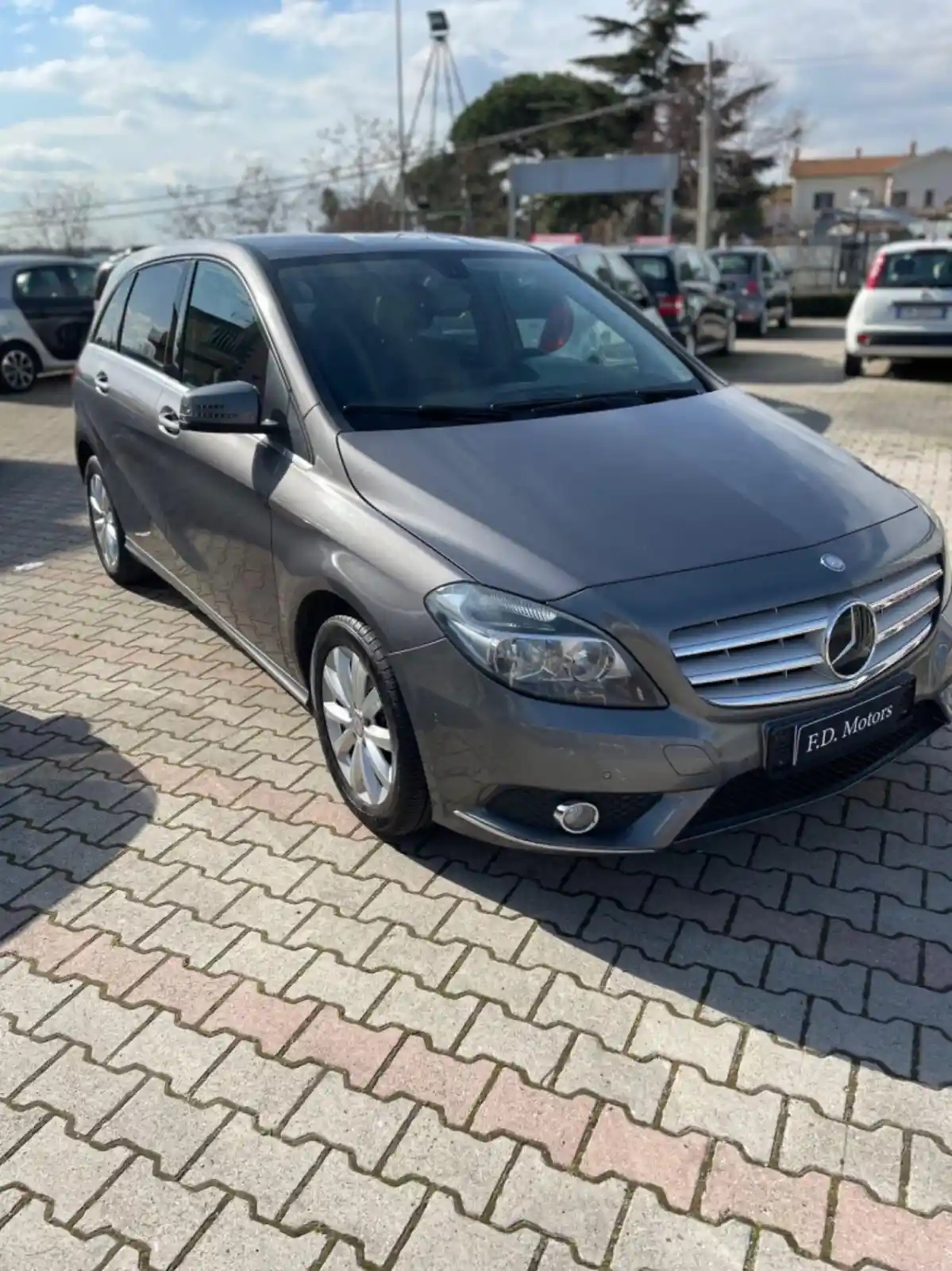 Mercedes-Benz B 180