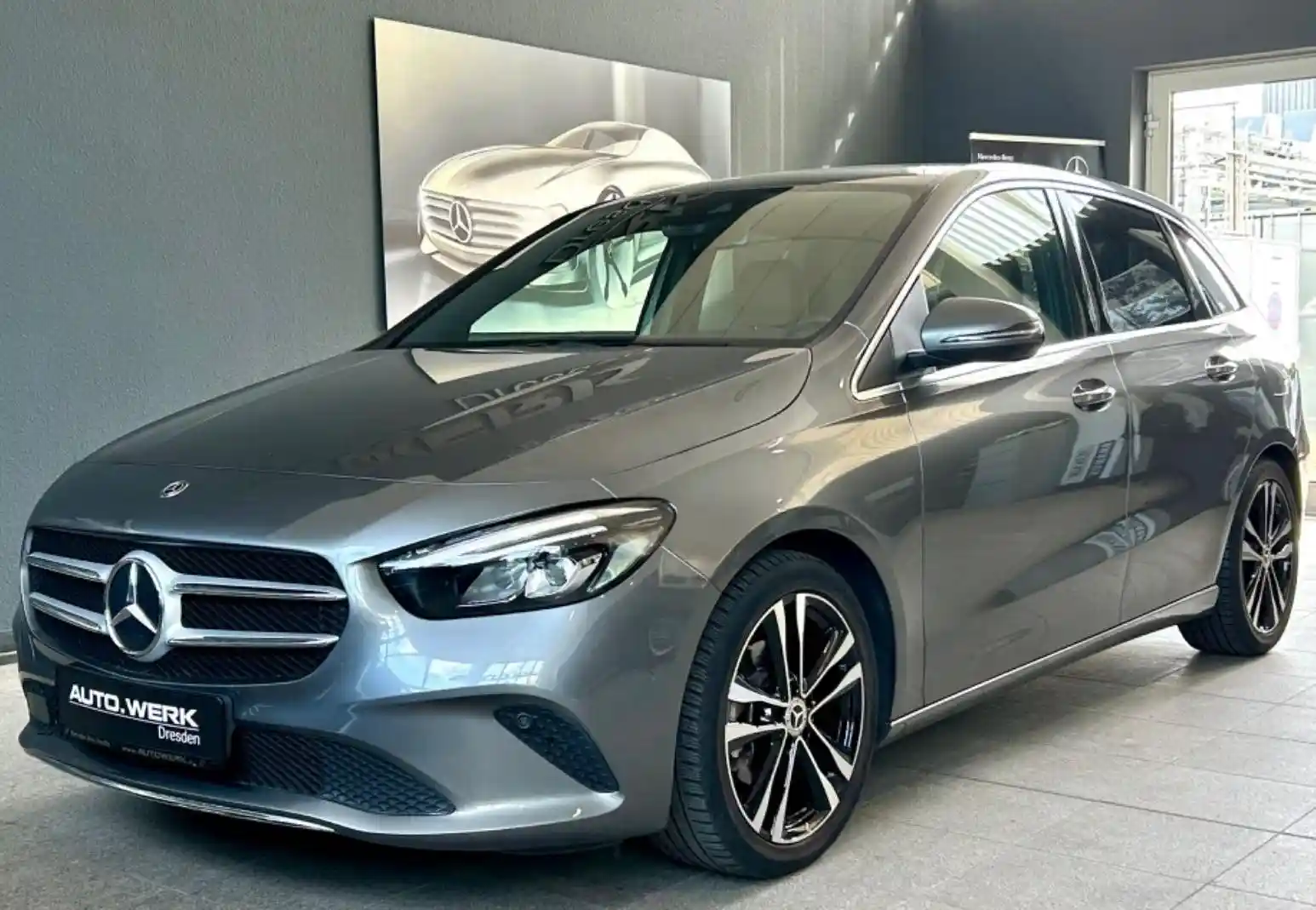 Mercedes-Benz B 180