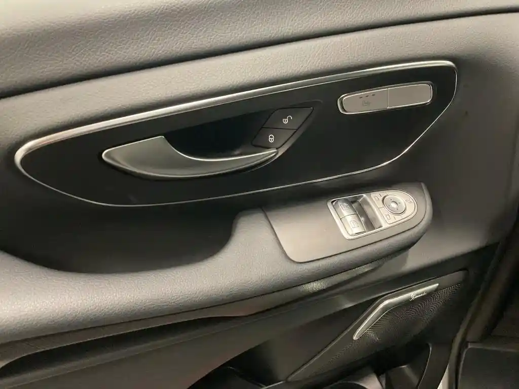 Mercedes-Benz V 220