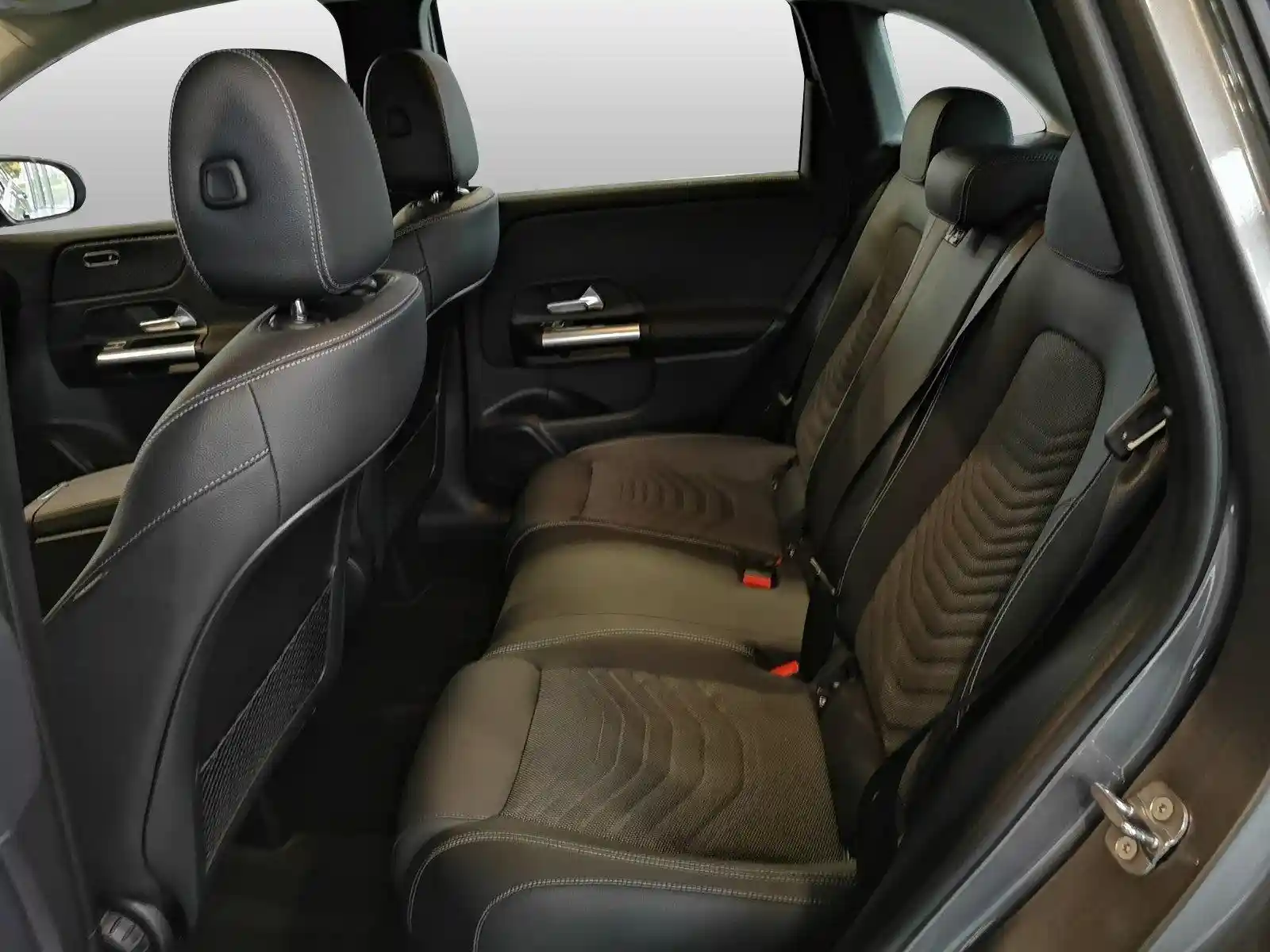 Mercedes-Benz B 180