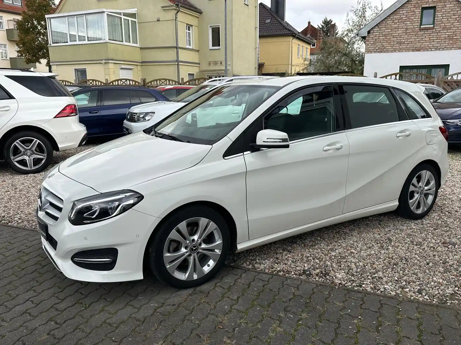 Mercedes-Benz B 180