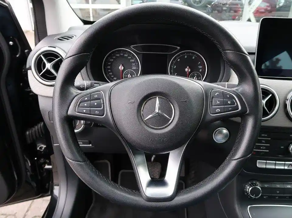 Mercedes-Benz B 180