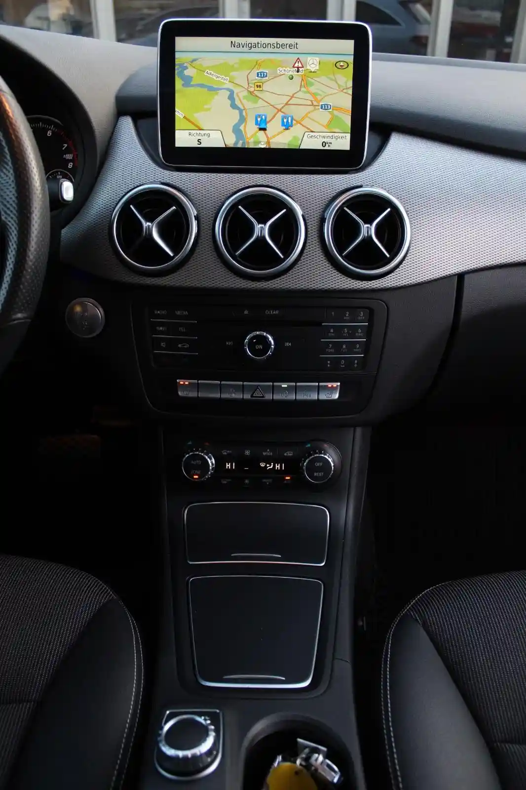 Mercedes-Benz B 180