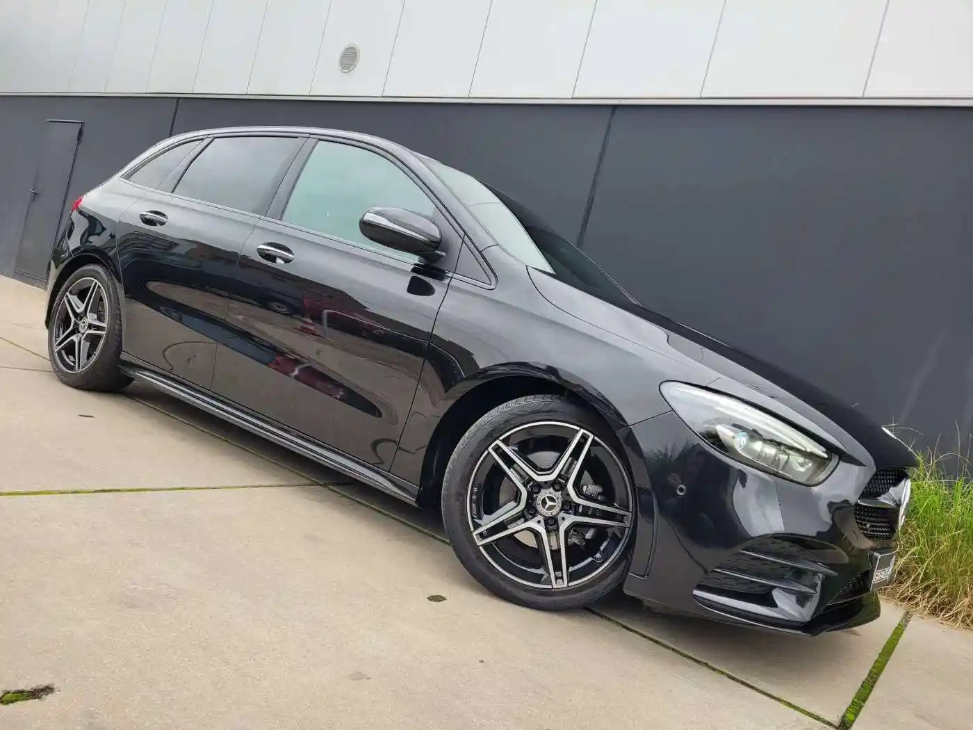 Mercedes-Benz B 180