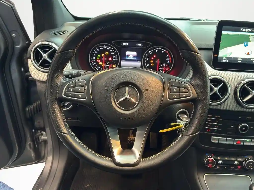 Mercedes-Benz B 180