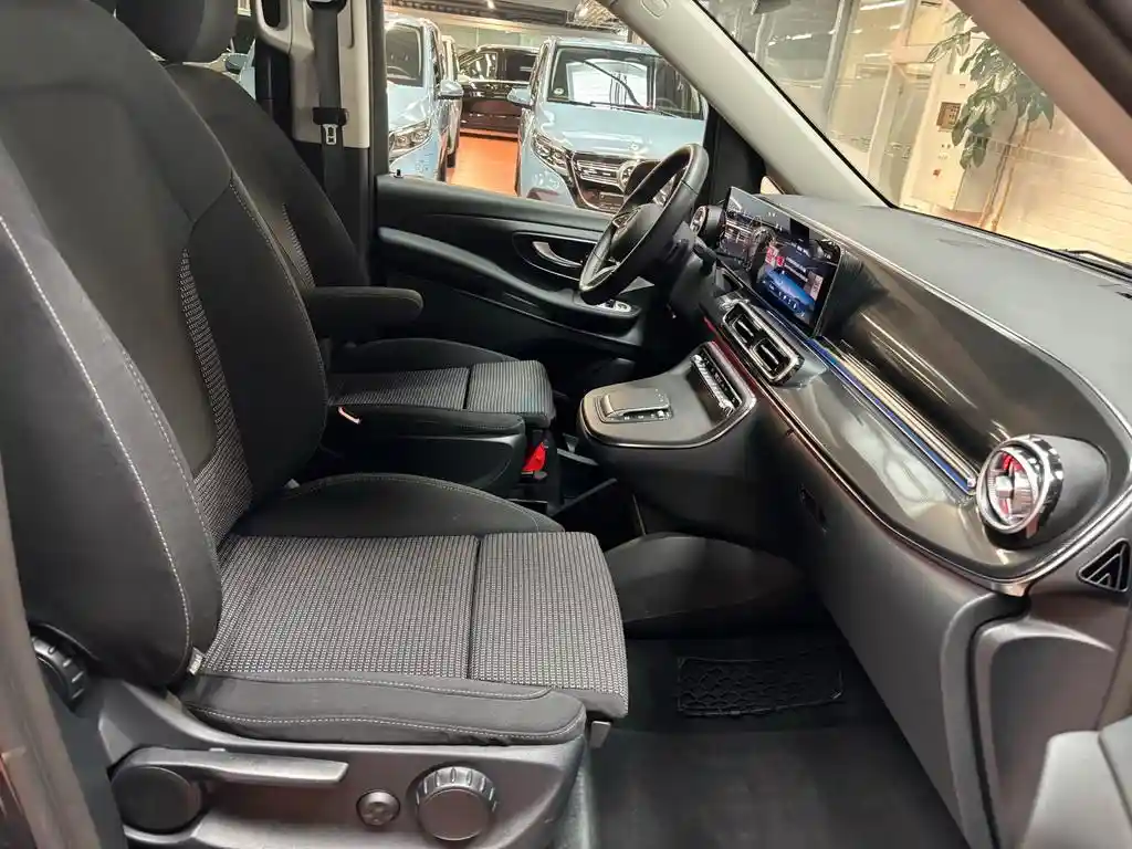 Mercedes-Benz V 220