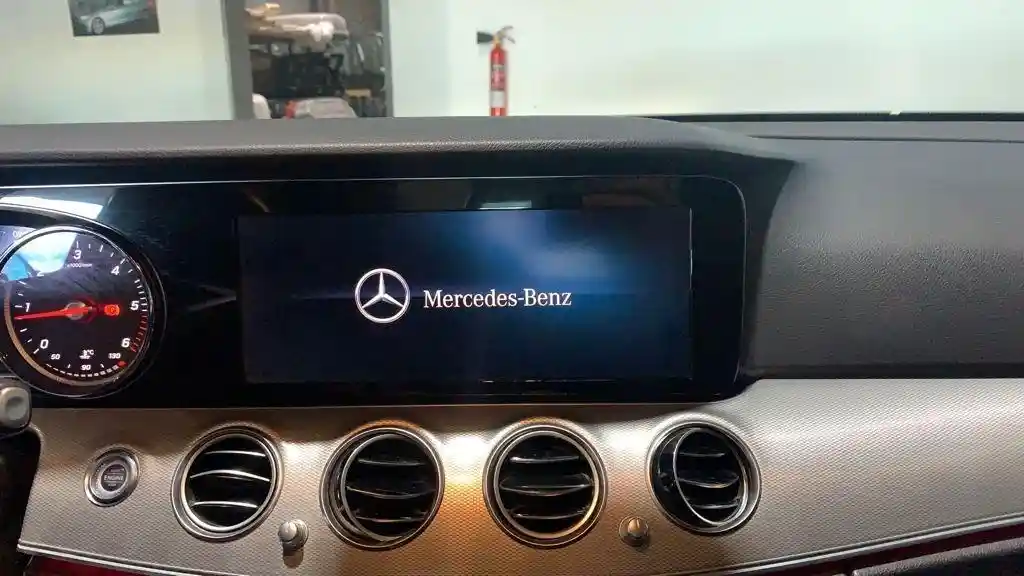 Mercedes-Benz E 200