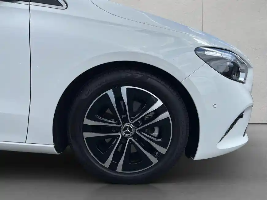 Mercedes-Benz B 180