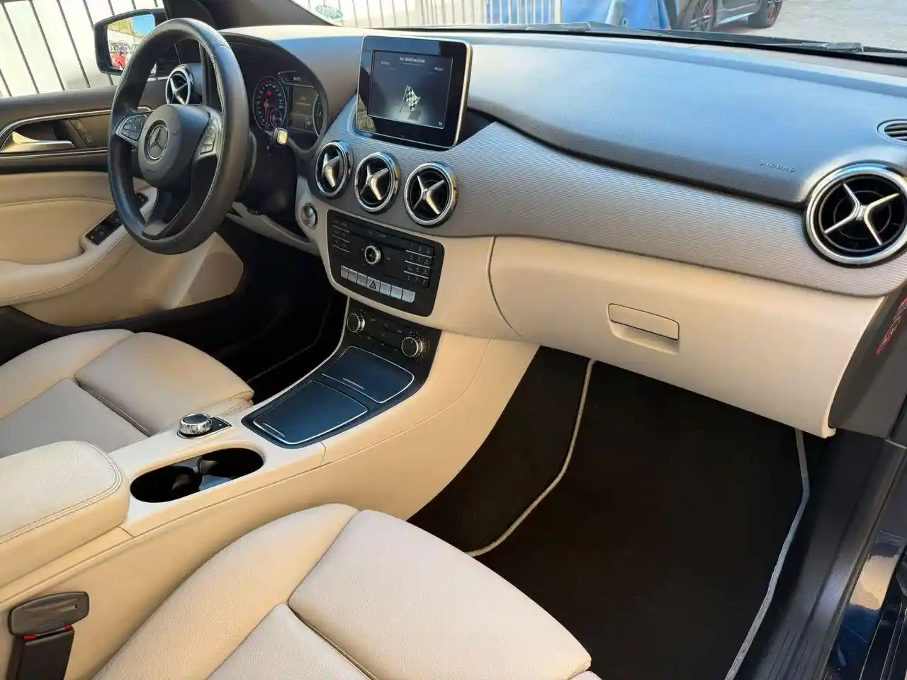 Mercedes-Benz B 180