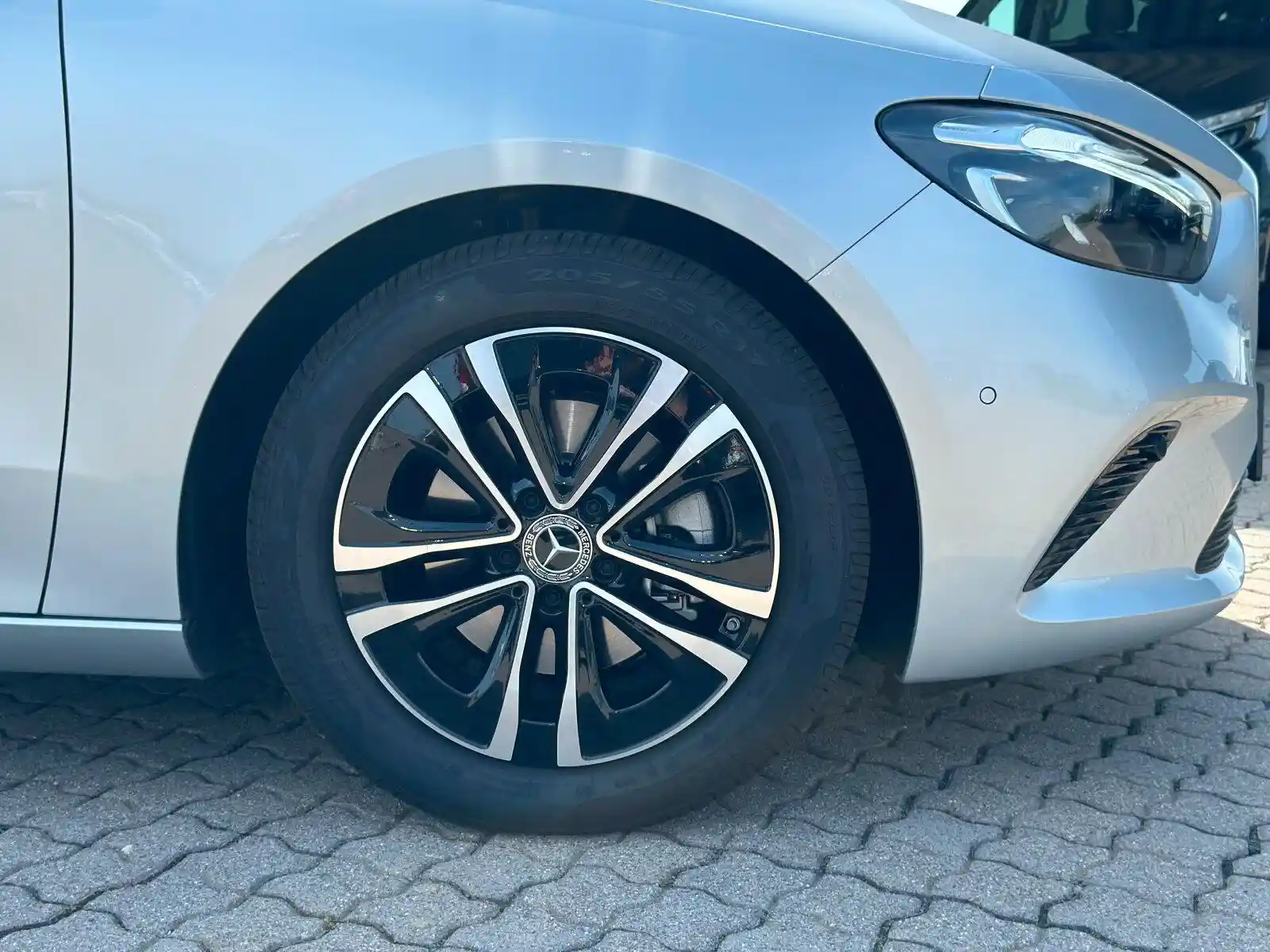 Mercedes-Benz B 180