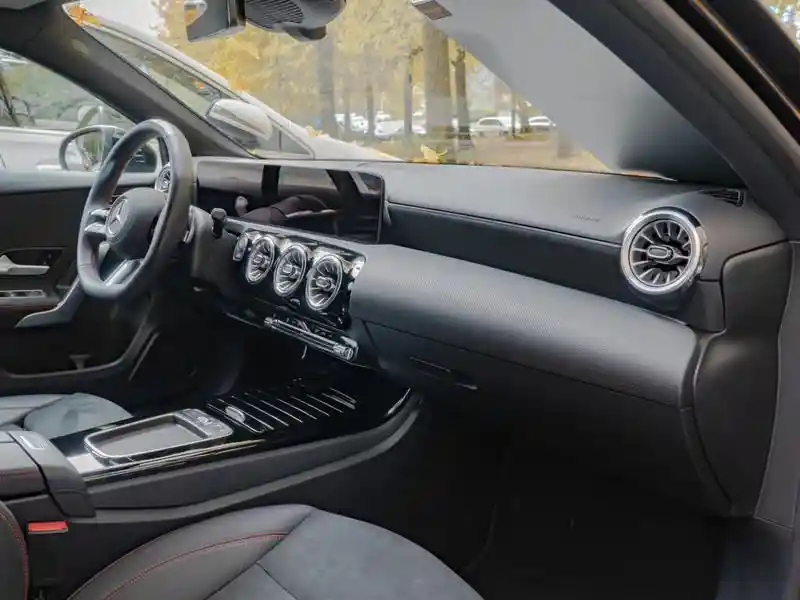Mercedes-Benz A 220