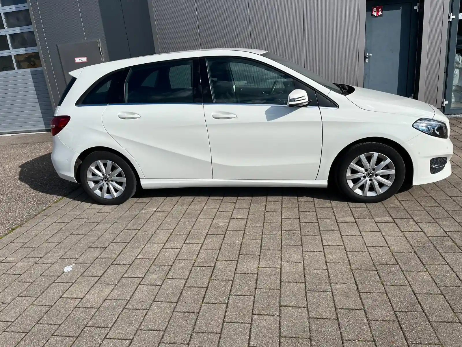 Mercedes-Benz B 180