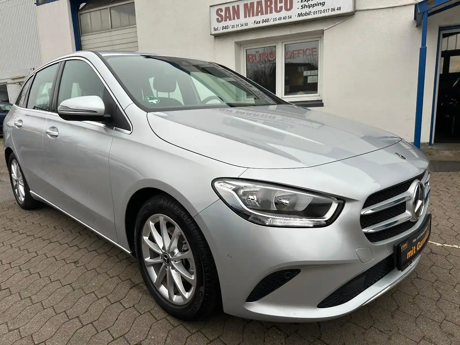 Mercedes-Benz B 180