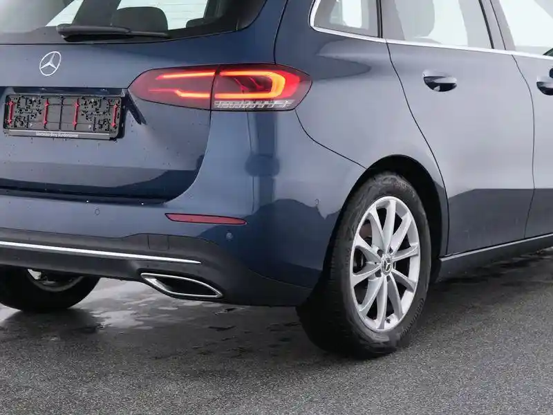 Mercedes-Benz B 180
