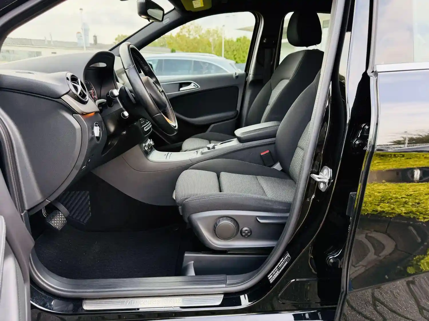 Mercedes-Benz B 180